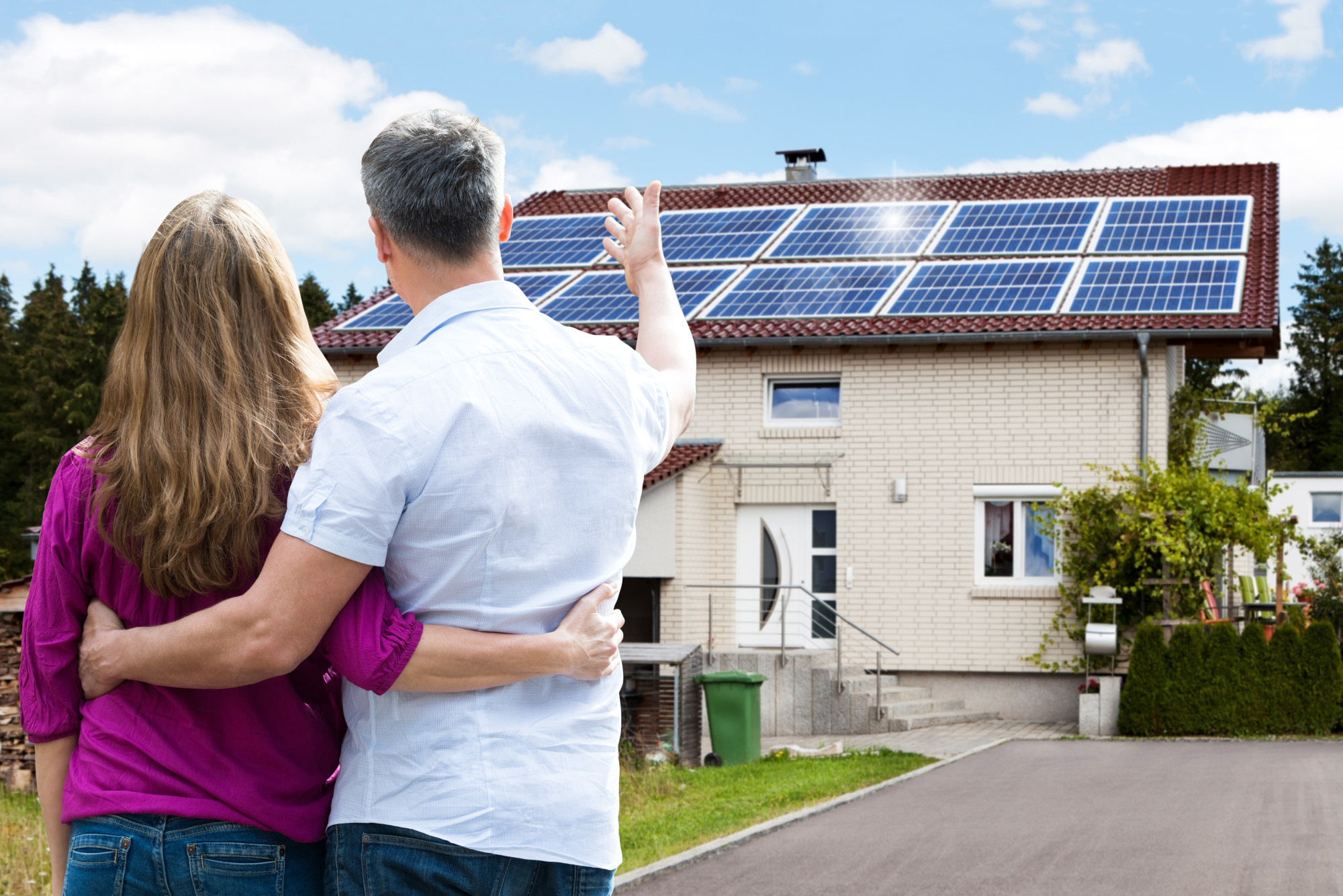 familia satisfeita com energia solar